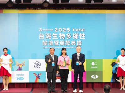 新竹分署夏榮生分署長代表接下2025台灣生物多樣性獎金獎 (林業保育署新竹分署提供)